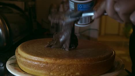 Schwarze-Weibliche-Hand,-Die-Einem-Hausgemachten-Schokoladenkuchen-Dessert-Sahnehäubchen-Aufsetzt
