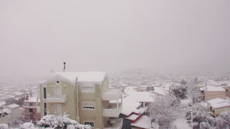 Athen-Griechenland-Ungewöhnliche-Seltene-Schneedecke-über-Wohnvorstadtgebäuden
