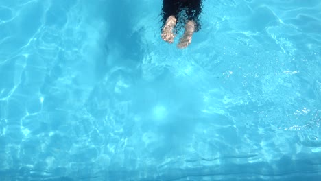 Junge-Gleitet-Und-Schwimmt-Dann-Im-Froschstil-Im-Pool