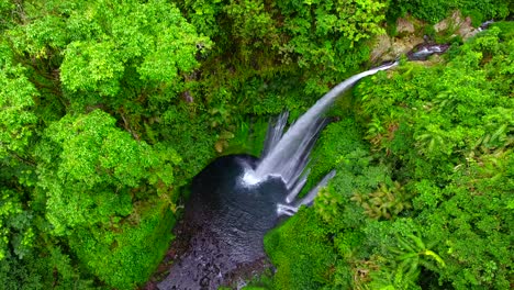 Aerial-view-of-Tiu-Kelep-waterfall,-in-Lombok,-Asia---descending,-drone-shot