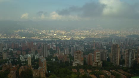 Luftaufnahme-Von-Medellin,-Kolumbien.-LKW-Links