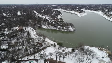 Luftvideo-Vom-Lake-Lewisville-In-Texas,-Eingefroren-Am-16.2.2021