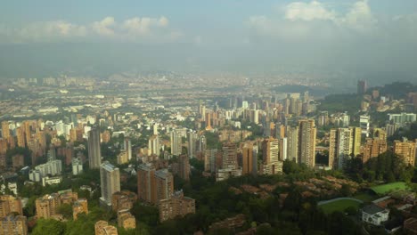 Edificios-De-Condominios-De-Lujo-En-El-Barrio-Poblado-De-Medellin,-Colombia