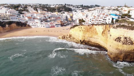 Carvoeiro-Beach-Resort-Town-En-Algarve,-Portugal---Inclinación-Hacia-Arriba-Revela-Toma-Aérea