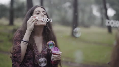 Stoppen-Sie-Die-Zeit,-Indem-Sie-Magische-Seifenblasen-Von-Einem-Spanischen-Weißen-Mädchen-Blasen