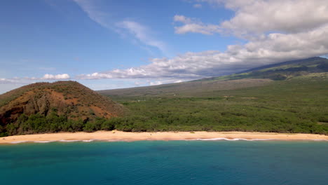 Hermosa-Vista-Aérea-En-La-Playa-De-Makena-Y-El-Cono-Puu-Olai-En-La-Isla-De-Maui,-Hawaii