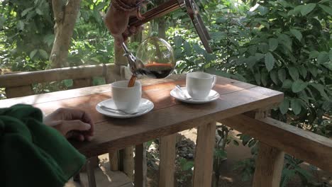 Person,-Die-Beliebten-Luwak-Kaffee-In-Tassen-Im-Bali-Dschungel-Bungalow-Gießt