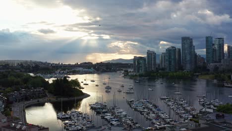 Drone-Aerial-Shot-Over-the-Vancouver-Marina-on-a-cloudy-day-in-Vancouver-British-Columbia,-Canada
