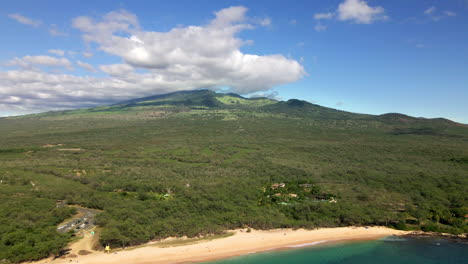 Paisaje-Paradisíaco-De-La-Playa-De-Makena-Y-El-Bosque-Tropical-En-La-Isla-De-Maui,-Hawaii