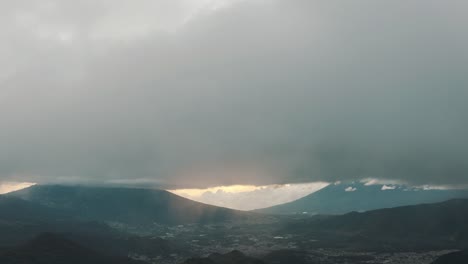 Blick-Auf-Die-Landschaft-Der-Berge-Während-Eines-Bewölkten,-Nebligen-Tages-In-Guatemala---Luftaufnahme-Der-Drohne