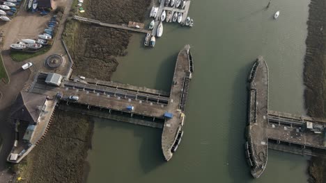 Colne-Tide-Barrier-Wivenhoe-Überwachungsstation-Overhead-Drohnenaufnahmen-4k-Aufnahmen