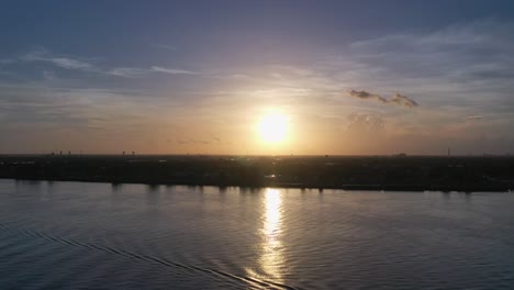 Sunrise-over-the-Mississippi-River-in-New-Orleans,-Louisiana