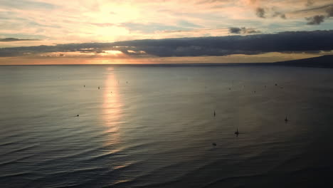 Luftaufnahme-Des-Atemberaubenden-Sonnenuntergangs,-Der-Sich-Am-Strand-Von-Waikiki,-Honolulu,-Am-Meer-Widerspiegelt