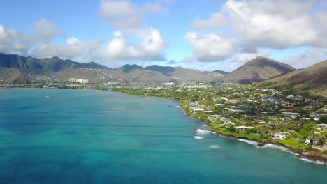 Panning-aerial-view-of-stunning-scenery-of-Oahu-Island,-Hawaii