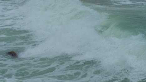 Riesige-Welle,-Die-An-Einem-Stürmischen-Tag-Zusammenbricht