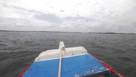 Fischerboot-Kreuzt-Schnell-In-Den-Gewässern-Afrikas-Senegal