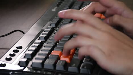 Weibliche-Hände,-Die-Auf-Computertastatur-Tippen