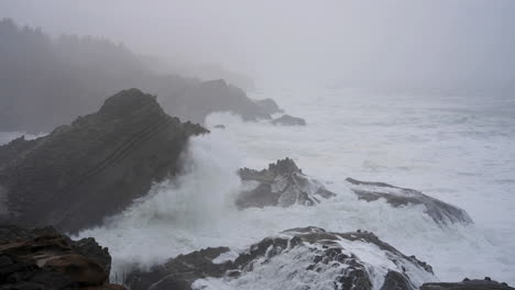 Meereswellen-Brechen-An-Einem-Stürmischen-Tag-Gegen-Die-Felsige-Küste-Des-Shore-Acres-State-Park-In-Coos-Bay,-Oregon