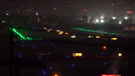 Luces-Del-Aeropuerto-En-La-Noche