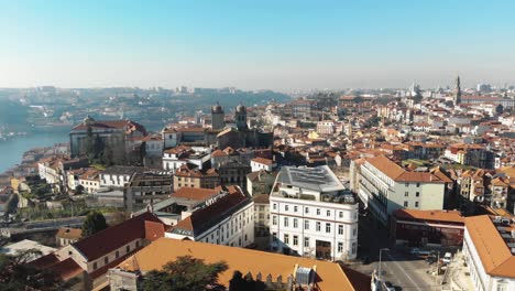 Schwenken-Von-4K-Luftaufnahmen-Von-Drohnen-Der-Wunderschönen-Küstenstadt-Porto-Im-Nordwesten-Portugals