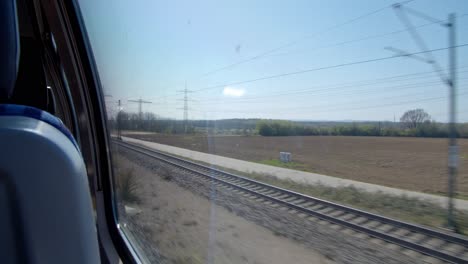 Vista-Desde-Un-Tren-Alemán,-La-Primavera-Está-Llegando,-El-Cielo-Está-Despejado-De-Cualquier-Nube