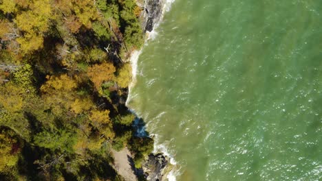 Top-down-ansicht-Wellen,-Die-Auf-Natürliche-Kalksteinküste-Krachen