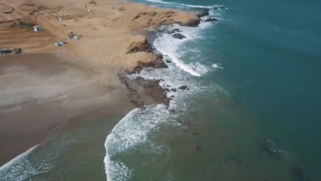 Wellen,-Die-An-Einem-Sonnigen-Sommertag-Am-Felsigen-Strand-In-Der-Stadt-Lobitos-In-Peru-Plätschern