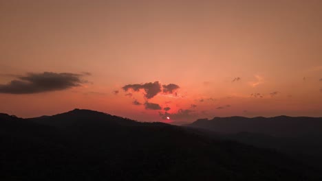 Lufthyperlase-Eines-Sonnenuntergangs-In-Den-Hügeln-Von-Campos-Do-Jordanao,-Brasilien
