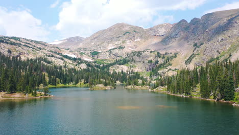 Aufsteigende-Luftdrohnenbewegung-Des-Malerischen-Berggipfels-Und-Des-Wunderschönen-Klaren-Blauen-Seewassers-Neben-Dem-Pinienwald-In-Nederland-Colorado-Im-Sommer-In-Den-Rocky-Mountains