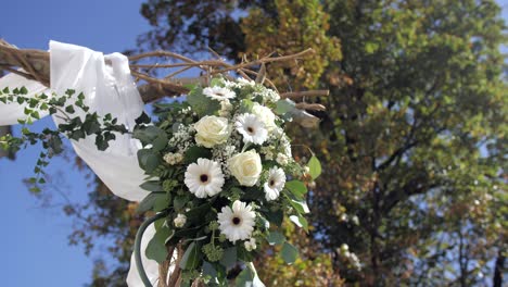 Dekoration-Aus-Weißen-Blumen-In-Der-Ecke-Des-Hochzeitsbogens-Aus-Dünnen-Zweigen