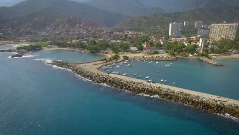 Vista-De-Tiro-De-Drone-De-La-Costa-Del-Rompeolas-En-El-Mar-Caribe-En-Calma