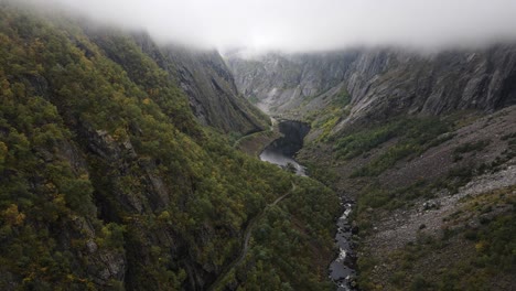 Hermosa-Vista-De-Un-Valle-En-El-Oeste-De-Noruega-Con-Río-De-Nubes-Bajas