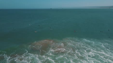 Panorama-Des-Blauen-Ozeans-Mit-Menschen-Auf-Surfbrettern-Im-Sommer-In-Lobitos,-Peru,-Südamerika