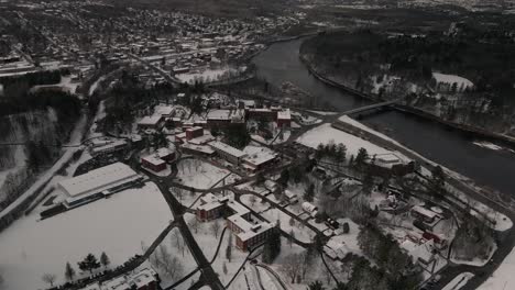 Ansicht-Von-Lennoxville-Borough-Im-Winter-In-Bishop&#39;s-University-Und-Lake-Massawippi-Im-Hintergrund-In-Sherbrooke,-Quebec,-Kanada