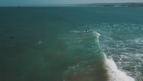 Paisaje-De-Olas-Pequeñas-Pero-Largas-Atrapadas-Por-Un-Surfista-En-Lobitos,-Perú-En-América-Del-Sur