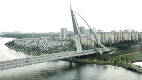 Schrägseilbrücke-Seri-Wawasan,-Putrajaya-Lake,-Kuala-Lumpur,-Malaysia