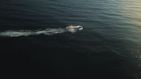 Jetskifahrer-Fahren-Im-Meer