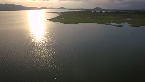 Luftaufnahme-Einer-Großen-Lagune-In-Venezuela,-Während-Des-Sonnenuntergangs