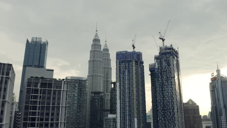 Acercándose-A-Las-Torres-Gemelas-Petronas-En-Kuala-Lumpur,-Disparo-De-Drones