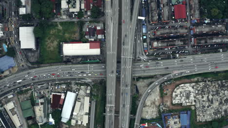 Aerial-Shot-Of-Traffic-On-A-Busy-Kuala-Lumpur-Expressway-In-Malaysia,-Cars-Driving-In-City