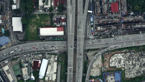 Autos,-Die-Auf-Straßen-Und-Schnellstraßen-In-Kuala-Lumpur-Fahren,-Einem-Belebten-Ziel-In-Malaysia