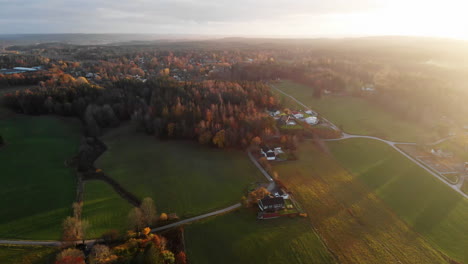 Szenische-Luftaufnahme-Der-Herbstlandschaft-Zur-Goldenen-Stunde