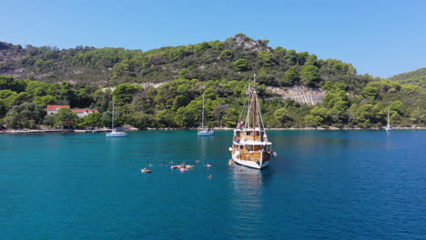 Turistas-Nadando-En-El-Mar-Azul-Tropical-En-Vacaciones-De-Aventura-En-Velero,-Antena