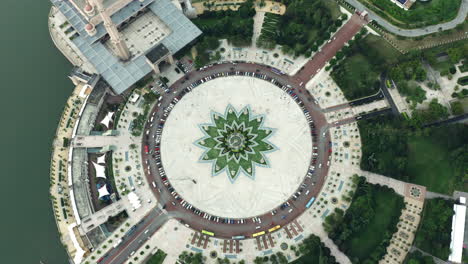 Aerial-tilt-of-city-square-Dataran-Putra-in-Kuala-Lumpur,-Malaysia
