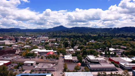 Aerial-View-Of-Cityscape-Buildings-In-Eugene,-Oregon-On-A-Sunny-Weather---ascending-drone