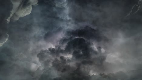 Acercar-La-Tormenta-Con-Relámpagos-En-Nubes-Oscuras-En-Movimiento
