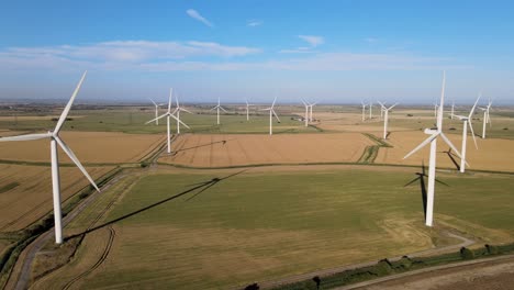 Windturbinen,-Die-Propellerblätter-Im-Landschaftsfeld-Drehen,-Antenne