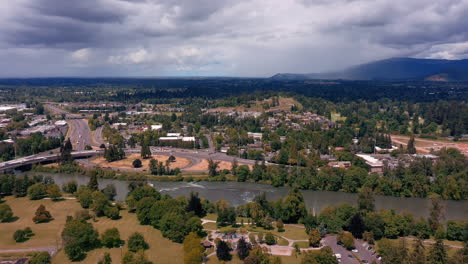Aerial-View-Of-Willamette-River-And-I-105-Highway-In-Eugene,-Oregon---drone-shot