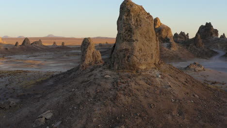 Desert-landscape-broken-up-by-huge-tufa-spires-at-Trona-Pinnacles,-California