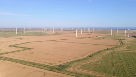Schöne-Antenne-Des-Windparks-Mit-Drehenden-Turbinen,-Die-Strom-Erzeugen